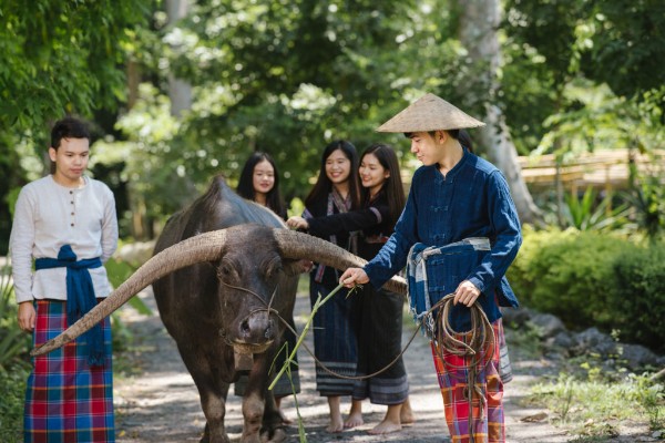 Day 2: Luang Prabang – Ban Xiengmene – Huaykua Fall