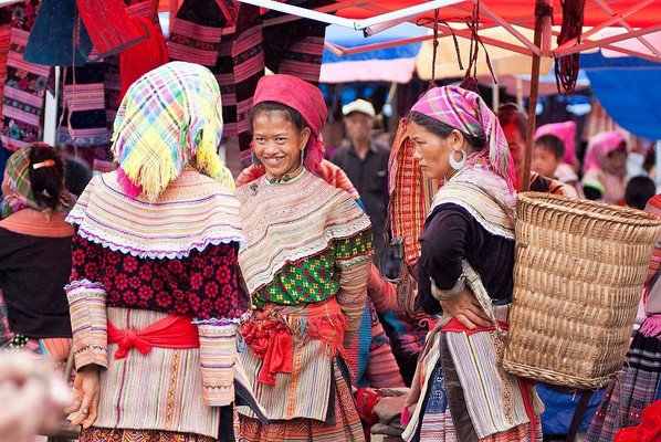 Day 05: Sapa - Coc Ly market (Every Tuesday) - Drive to Hanoi