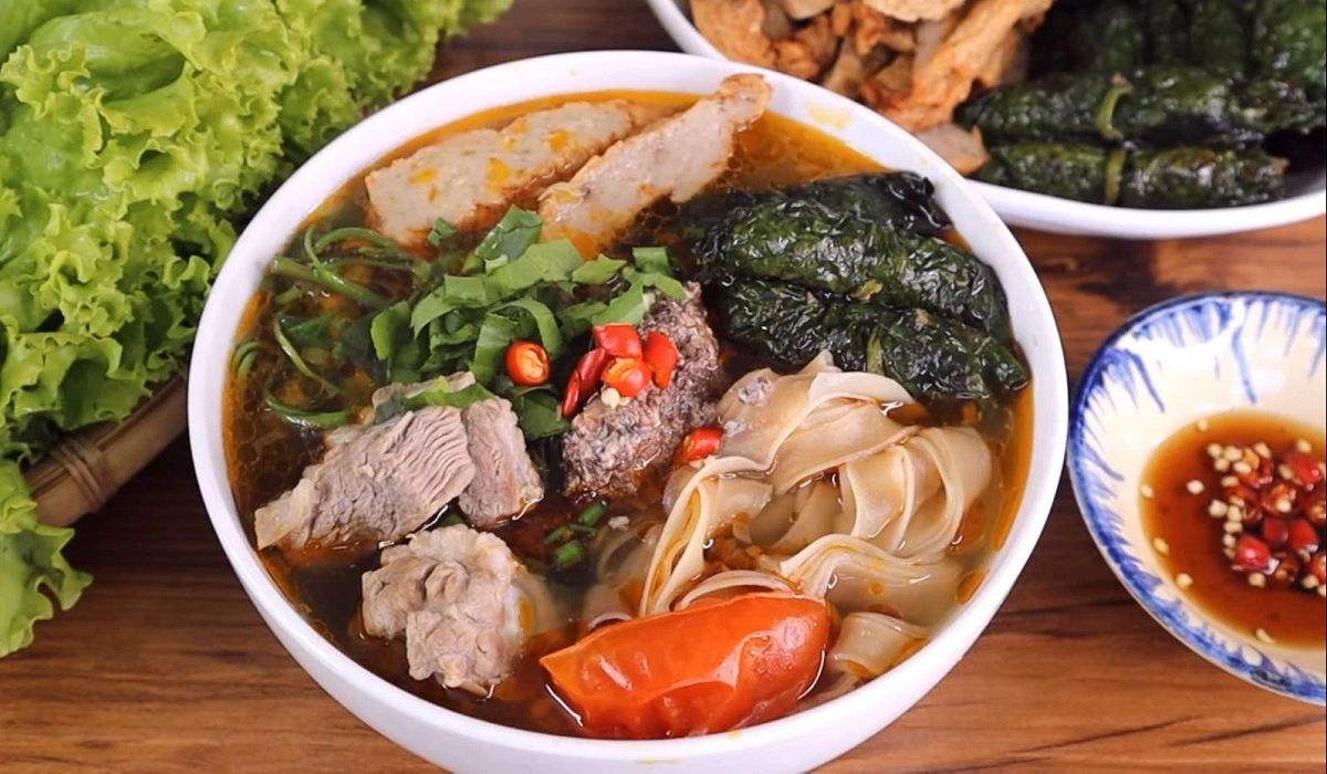 Red Noodle Soup with Crab (Bánh Đa Cua)