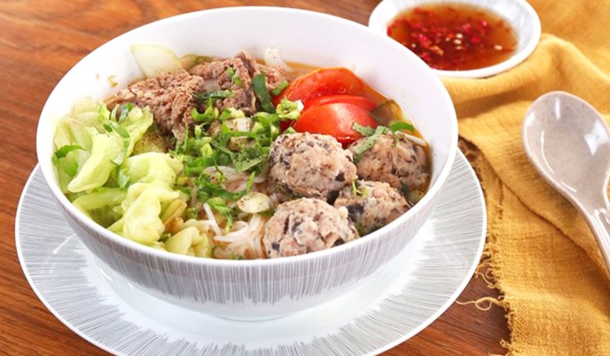 Pork Ribs with Rice Noodle-Taro Soup (Bún Sườn Dọc Mùng)